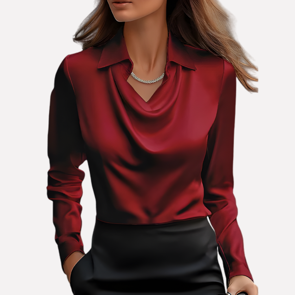 Weinrote Satinbluse mit Wasserfallkragen, getragen vom Model mit schwarzem Rock und Halskette 4