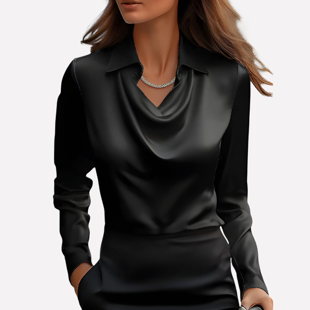 Schwarze Satinbluse mit Wasserfallkragen, vom Model mit schwarzem Rock und feiner Halskette getragen 2