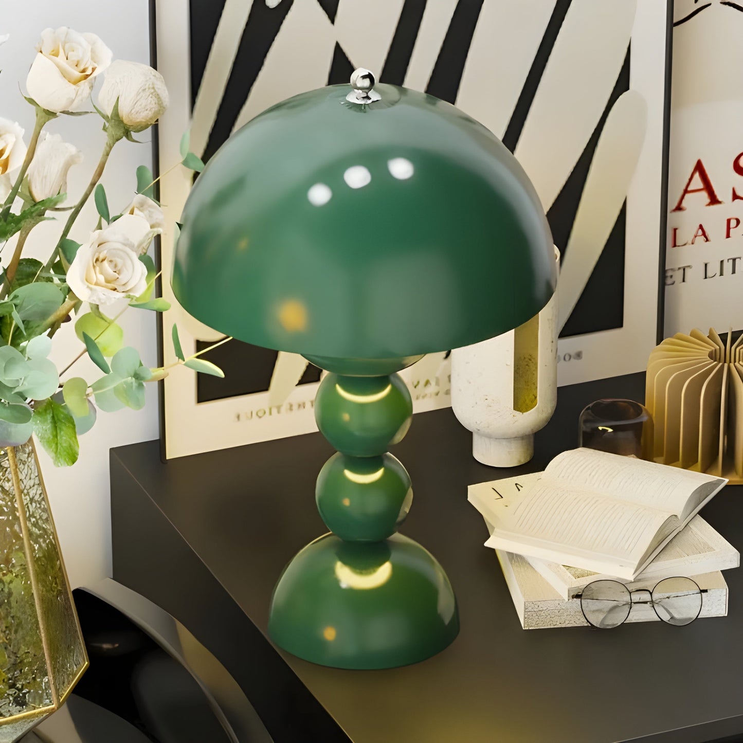 Grüne Tischlampe im nordischen Design, dekorativ, modern, ideal für Wohnzimmer oder Büro.