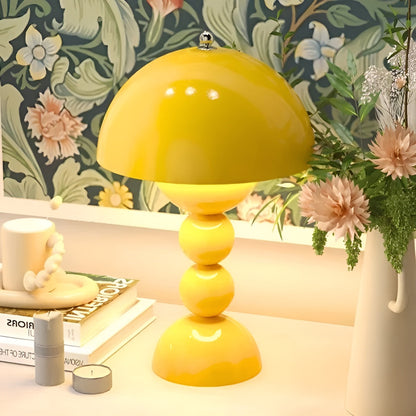 Gelbe Tischlampe im nordischen Design, kugelförmiger Sockel, dekorativ, modern, Wohnzimmer.