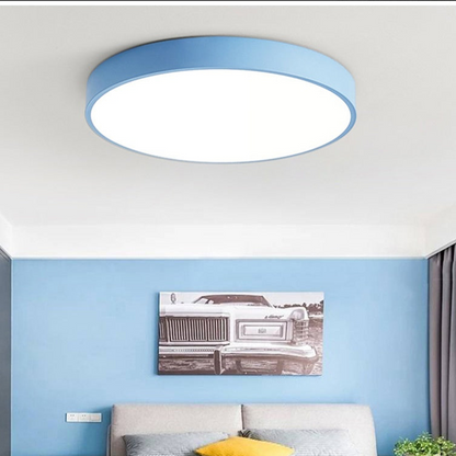 Hellblaue runde Deckenleuchte ohne Holzelement in einem Zimmer mit blauer Wand, Wandbild und Bett. 4