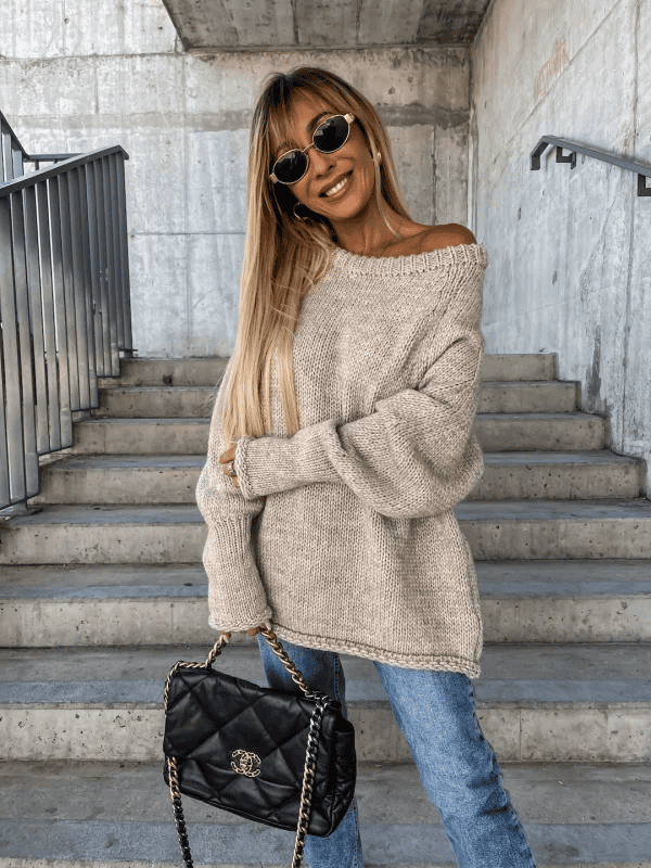 Locker gestrickter Damen Pullover mit Off-Shoulder Design – Amira