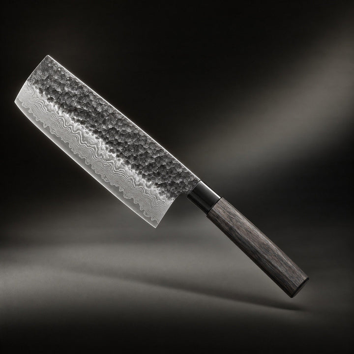 Rechteckiges Küchenmesser mit gehämmerter Klinge und gewelltem Schichtstahlmuster, schräg vor dunklem Hintergrund schwebend, mit dunklem achteckigem Holzgriff. 1