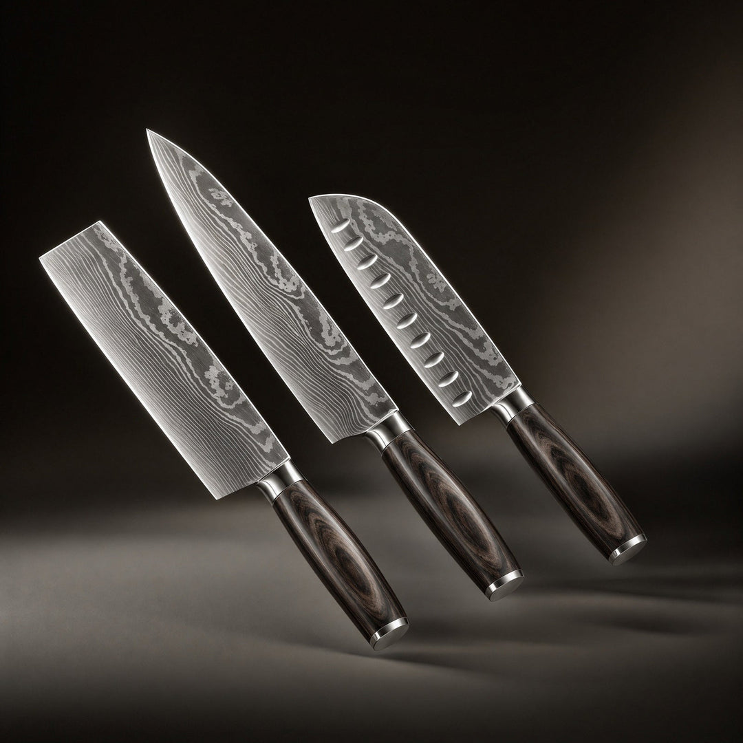 Drei Messer mit gemusterten Schichtstahlklingen und dunklen Holzgriffen schweben schräg vor dunklem Hintergrund: Hackmesser, Kochmesser und Santoku mit Kullensc 1