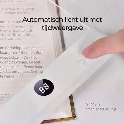Finger drückt eine Taste an der Lampe auf einem Buch, Anzeige für den Timer sichtbar 9