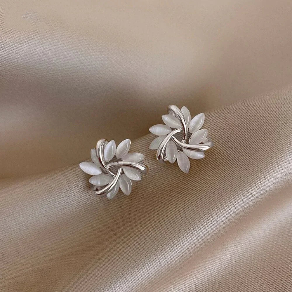 Silberne Ohrringe mit Opalblüten, elegantes Design, Schmuck für Damen, Geschenkideen.