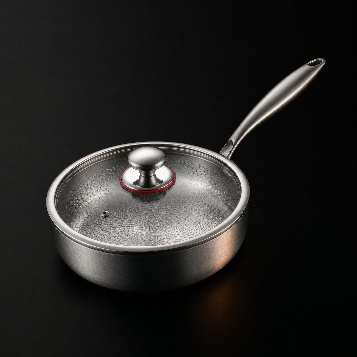 Pfanne mit aufgesetztem Glasdeckel, Metallknauf mit rotem Ring und Dampföffnung, von schräg oben fotografiert 3