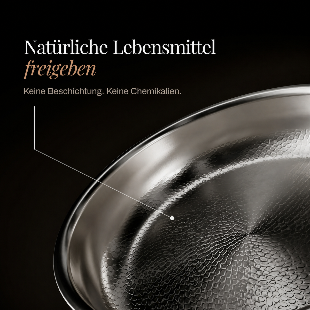 Nahaufnahme der gehämmerten, unbeschichteten Kochfläche mit feiner Schuppenstruktur und glänzendem Rand. 4