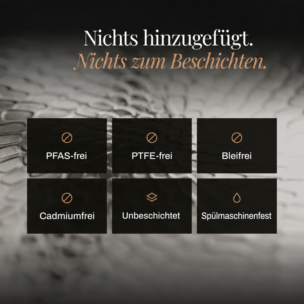 Sechs Symbolfelder zu Materialeigenschaften der Pfanne vor unscharfer, gehämmerter Metalloberfläche. 6
