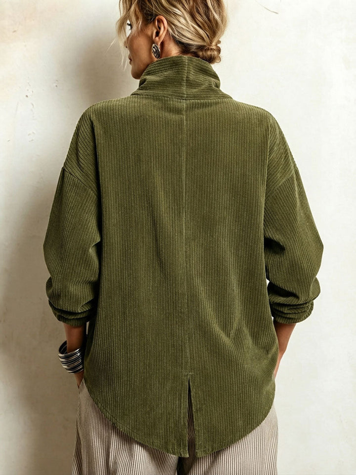 Rückansicht des Pullovers mit hohem Stehkragen, mittlerer Rückennaht, kleinem Schlitz am Saum und abgerundetem Rückenteil. 3