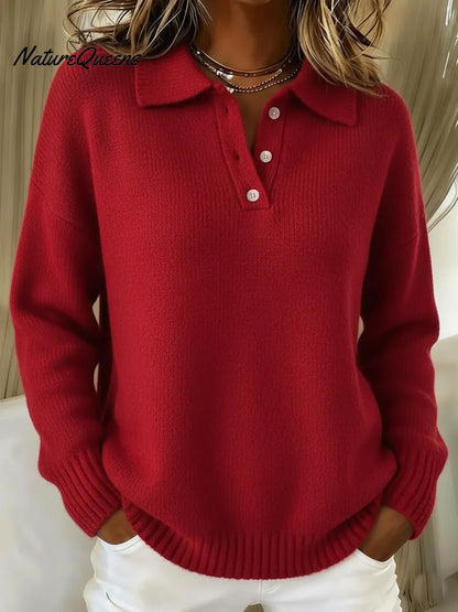 Roter Strickpullover mit Polokragen und Knopfleiste, von einer Frau mit weißer Hose getragen, Hände in den Taschen. 3