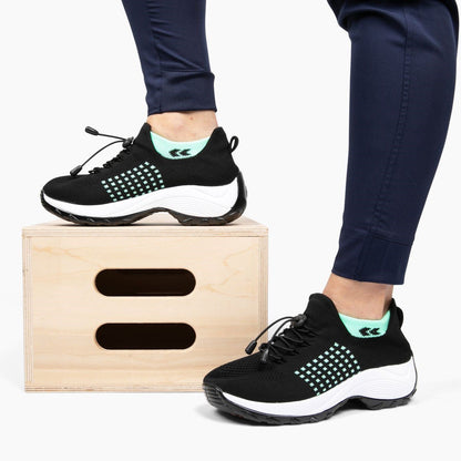 Schwarze orthopädische Stretch-Schuhe mit weißer Sohle, ideal für Komfort und Unterstützung.