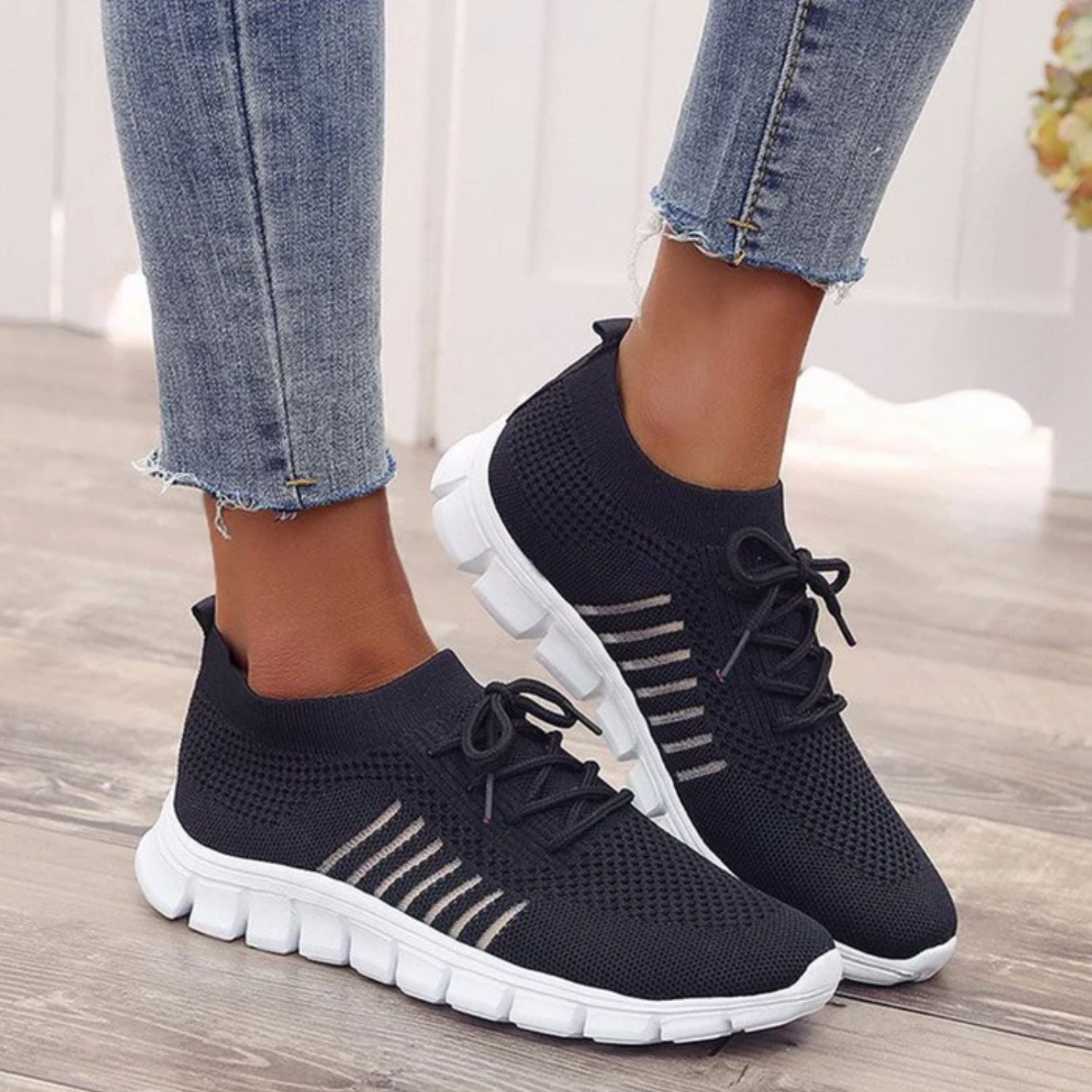 Schwarze orthopädische Sneakers, atmungsaktiv, Damen, bequeme Sportschuhe, Freizeitmode.