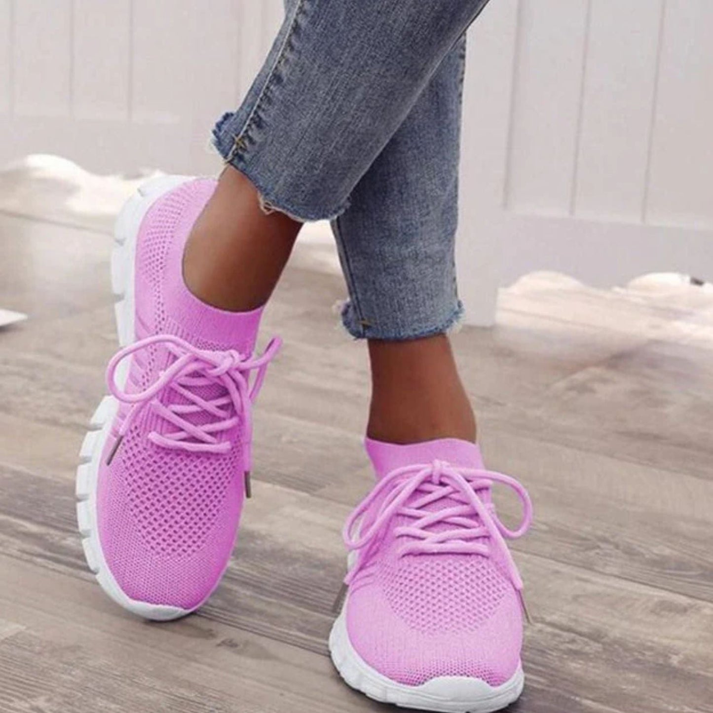 Rosa orthopädische Sneakers, Damen, atmungsaktiv, bequem, Freizeit, Jeans, Holzfußboden.