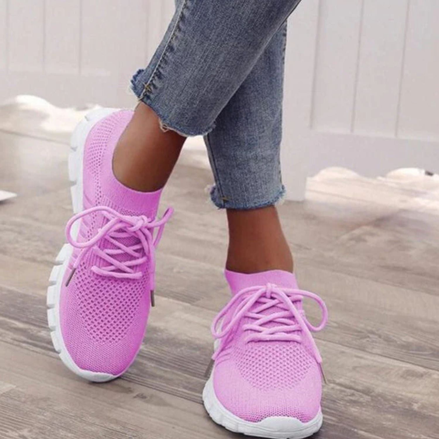 Rosa orthopädische Sneakers, Damen, atmungsaktiv, bequem, Freizeit, Jeans, Holzfußboden.