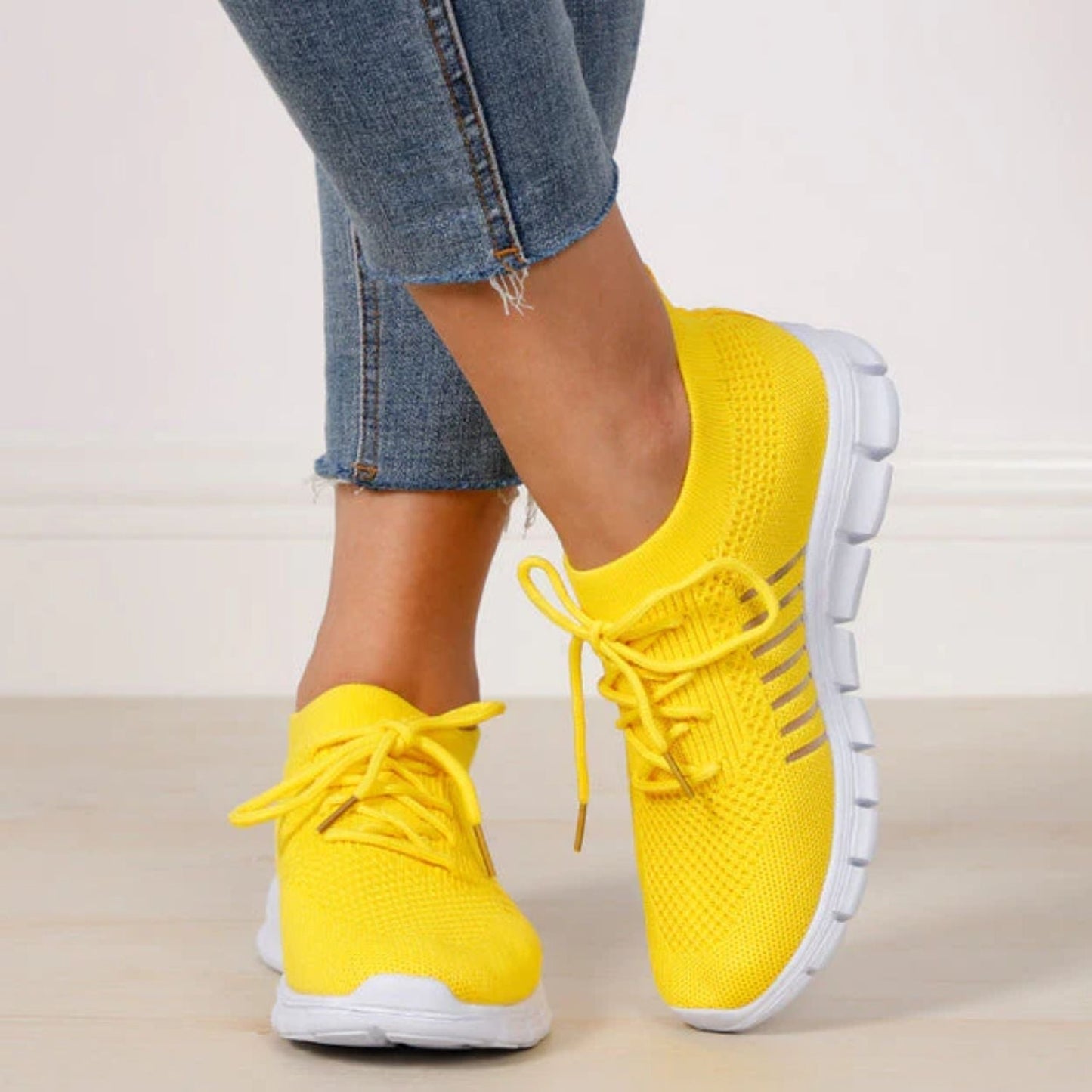 Gelbe orthopädische Sneakers aus Mesh für Damen, bequem, modisch, ideal für Alltag und Sport.