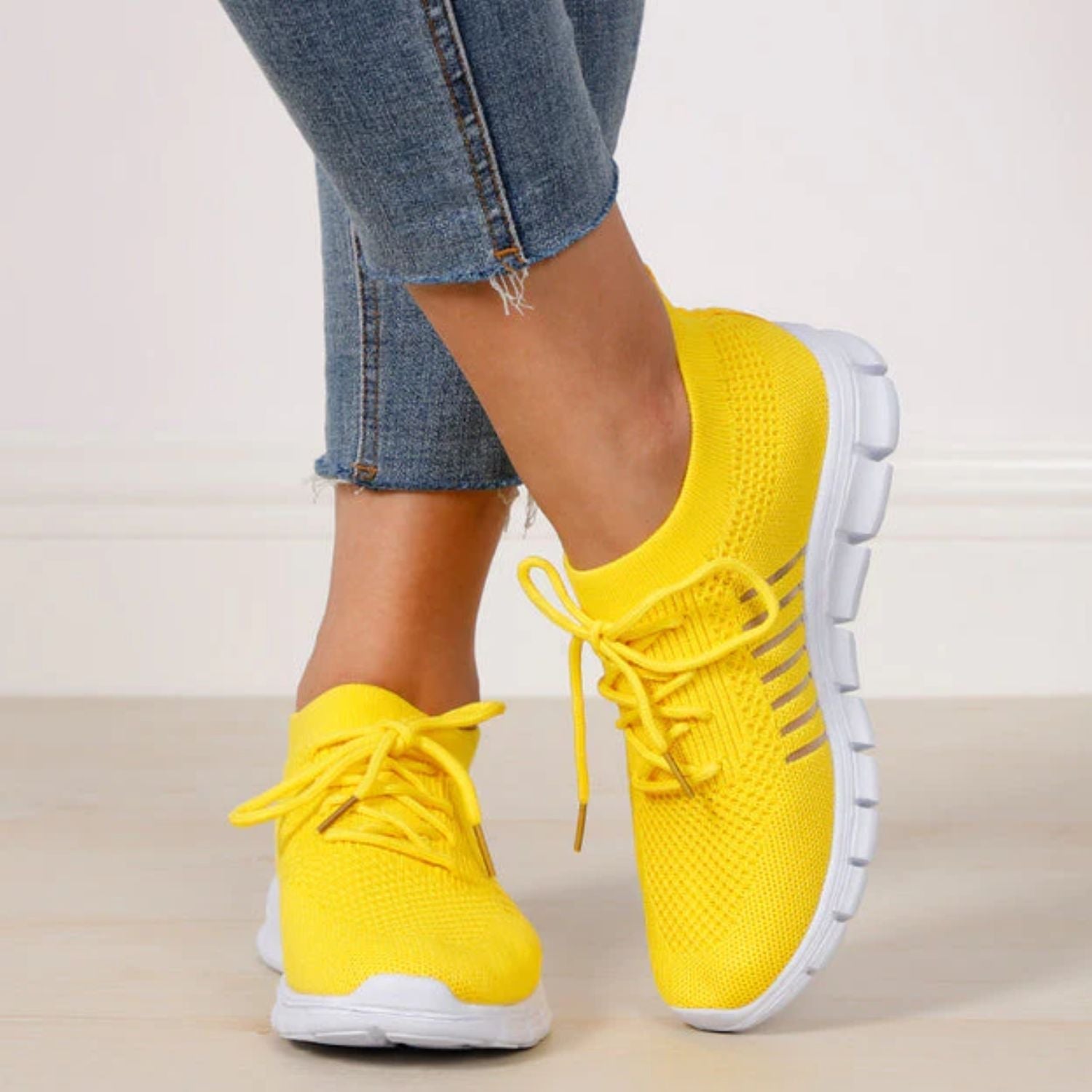 Gelbe orthopädische Sneakers aus Mesh für Damen, bequem, modisch, ideal für Alltag und Sport.