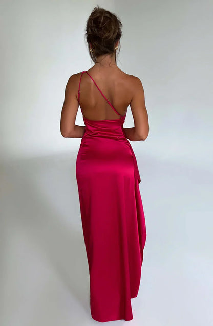 Frau in rotem, rückenfreiem Abendkleid aus Satin, elegantes Design, modisch, schulterfrei.