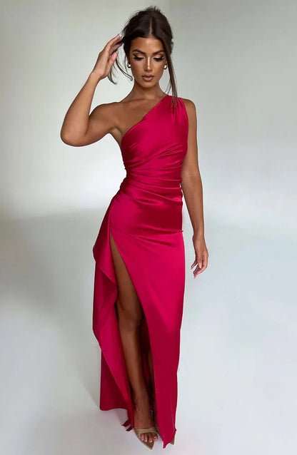 Frau in rotem, schulterfreiem Abendkleid mit hohem Schlitz, elegantes Design.