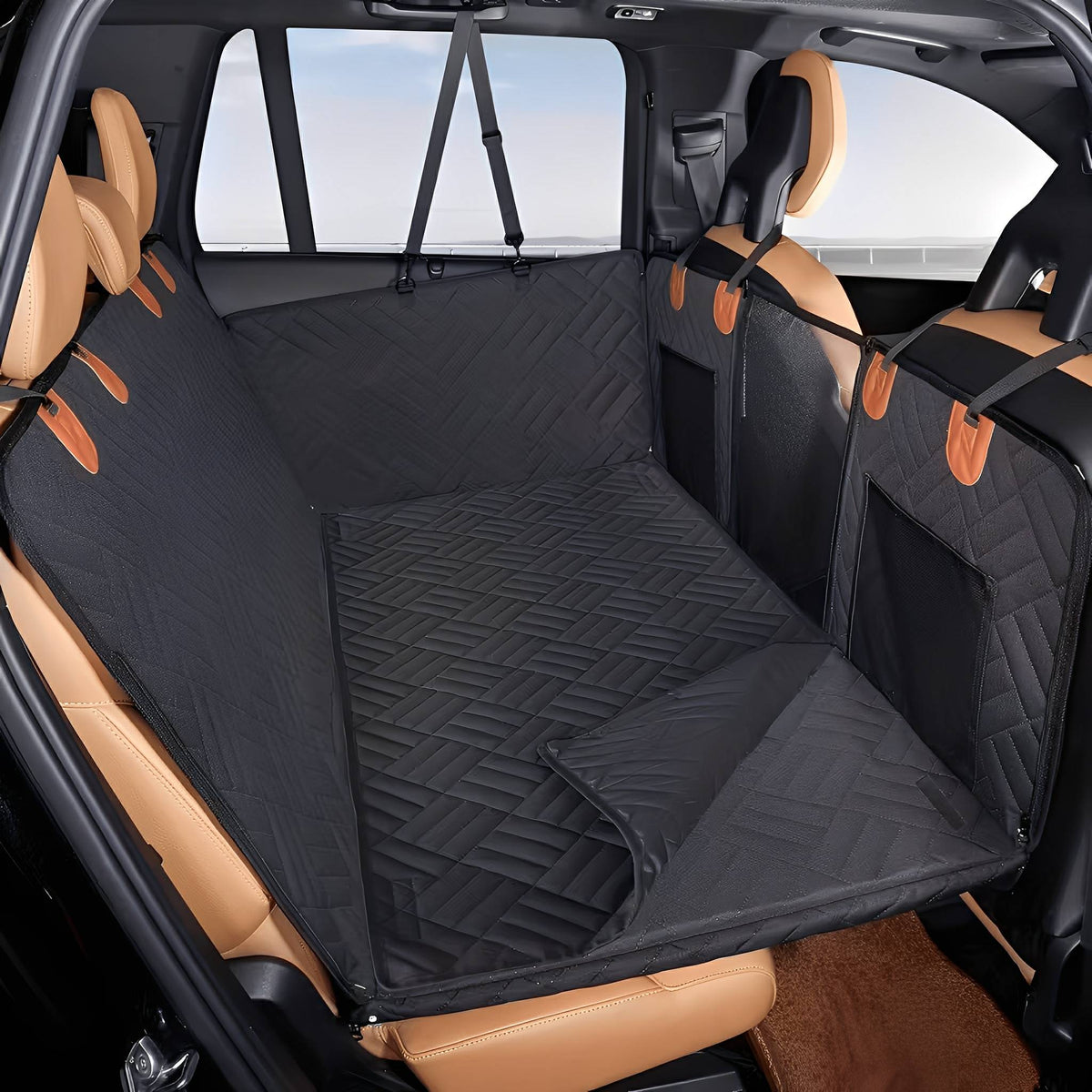 Leere schwarze Rückbankverlängerung im Auto mit gesteppter Liegefläche, Netztaschen an der Seite und Haltegurten an den Kopfstützen. 7