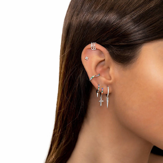 Frau mit silbernen Hängeohrringen, Kreuzanhänger, bunte Steine, modischer Schmuck.