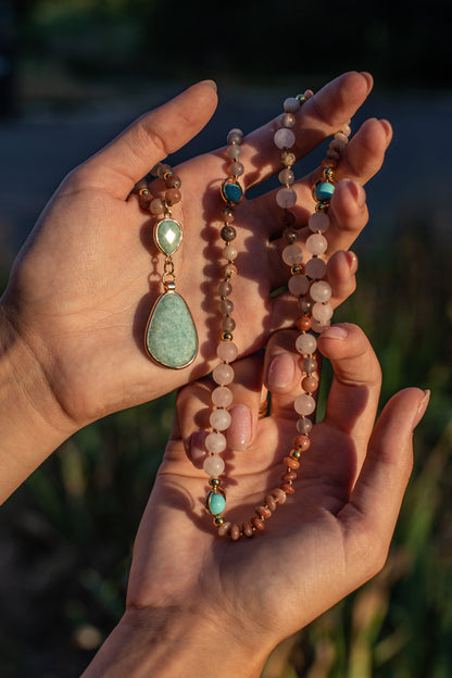 Halskette mit grünem Anhänger, Rosenquarz- und Türkisperlen, handgefertigt, Boho-Stil.