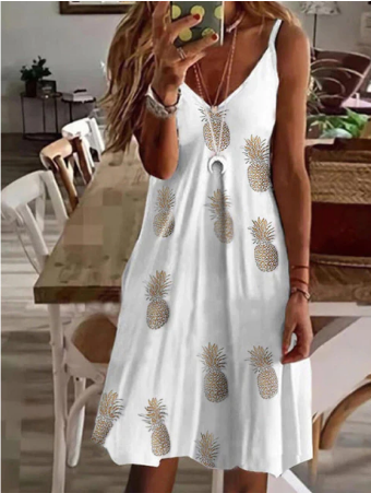 Frau in weißem Sommerkleid mit Ananas-Muster, ärmellos, V-Ausschnitt, modisch, lässig.
