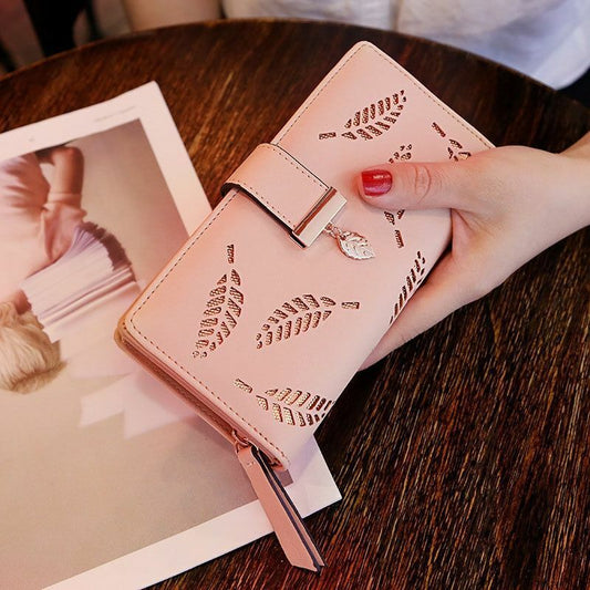 Damenhandtasche rosa Leder, modisches Design, Blattmuster, elegantes Accessoire.
