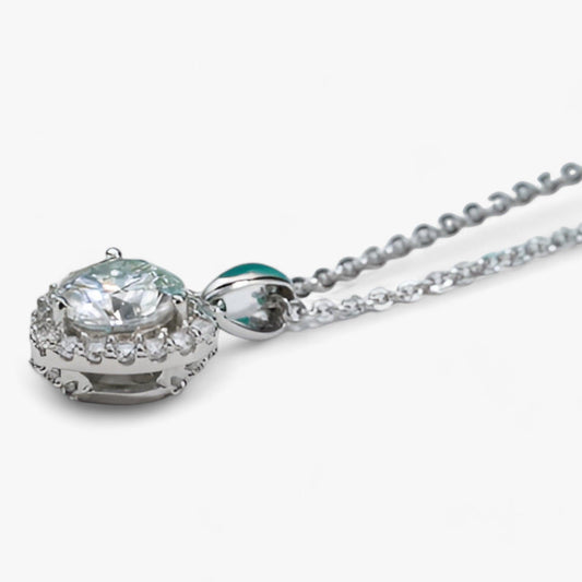 Silberne Halskette mit rundem Kristallanhänger, eleganter Schmuck, Damenaccessoire.
