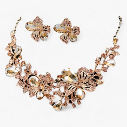 Goldene Halskette und Ohrringe mit Schmetterlingsdesign, Kristallverzierung, eleganter Schmuck.