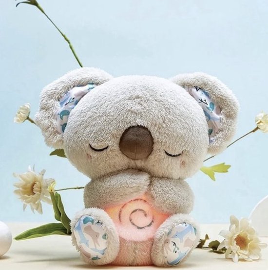 Schlafendes Koala-Plüschtier mit gefalteten Pfoten und leuchtendem Spiralmuster am Bauch, umgeben von weißen Blumen vor hellblauem Hintergrund. 1