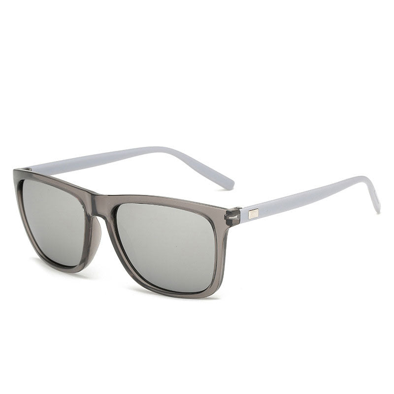 Sonnenbrille mit grau-transparentem Rahmen, hellgrauen Bügeln und silbrig verspiegelten Gläsern in Schrägansicht 14