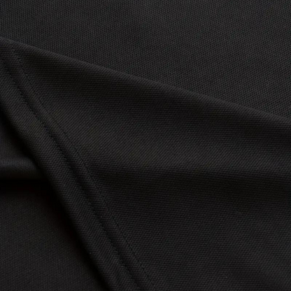 Schwarzes Herren-Poloshirt aus Baumwolle, Nahaufnahme Stoffstruktur.