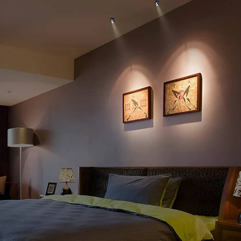 Moderne Schlafzimmerbeleuchtung, Wandbilder, Doppelbett, stilvolle Inneneinrichtung, gemütlich