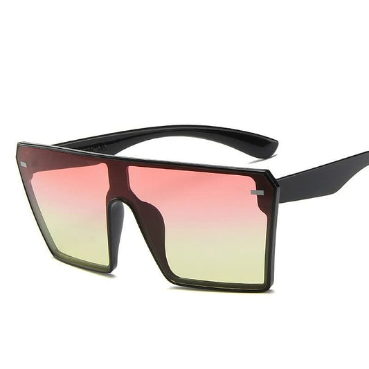 Schwarze Sonnenbrille mit eckigem Rahmen und rot-gelb verlaufenden Gläsern, modisch, unisex.