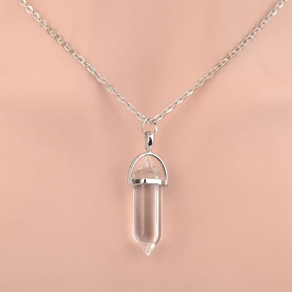 Silberkette mit klarem Kristallanhänger, eleganter Schmuck, Damenaccessoire, Geschenkidee.