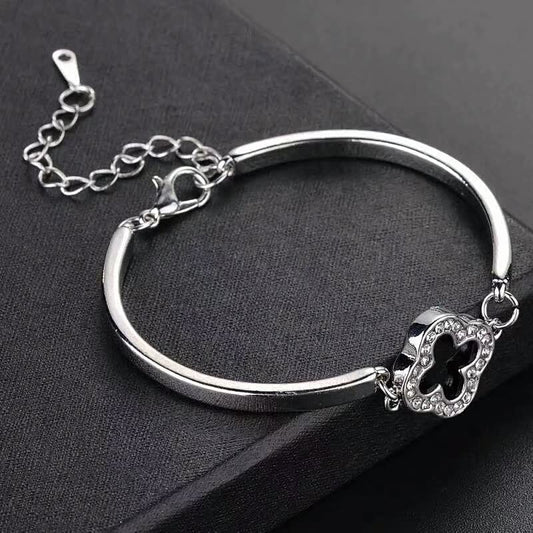 Silberarmband mit Kreuzanhänger, Strasssteine, verstellbar, elegantes Schmuckdesign.