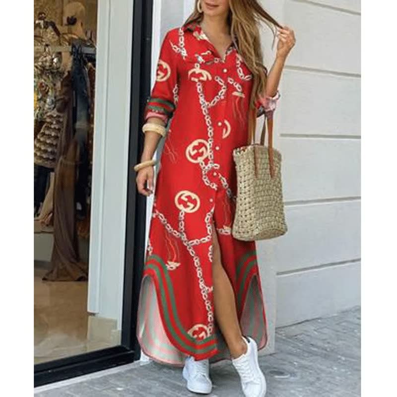 Frau in rotem Maxikleid mit Kettenmuster, Strohtasche, weiße Sneaker, Sommermode, Straße.