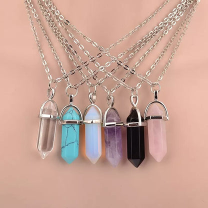 Sechs Kristallanhänger Halsketten, verschiedene Farben, Silberkette, Schmuck Accessoire.
