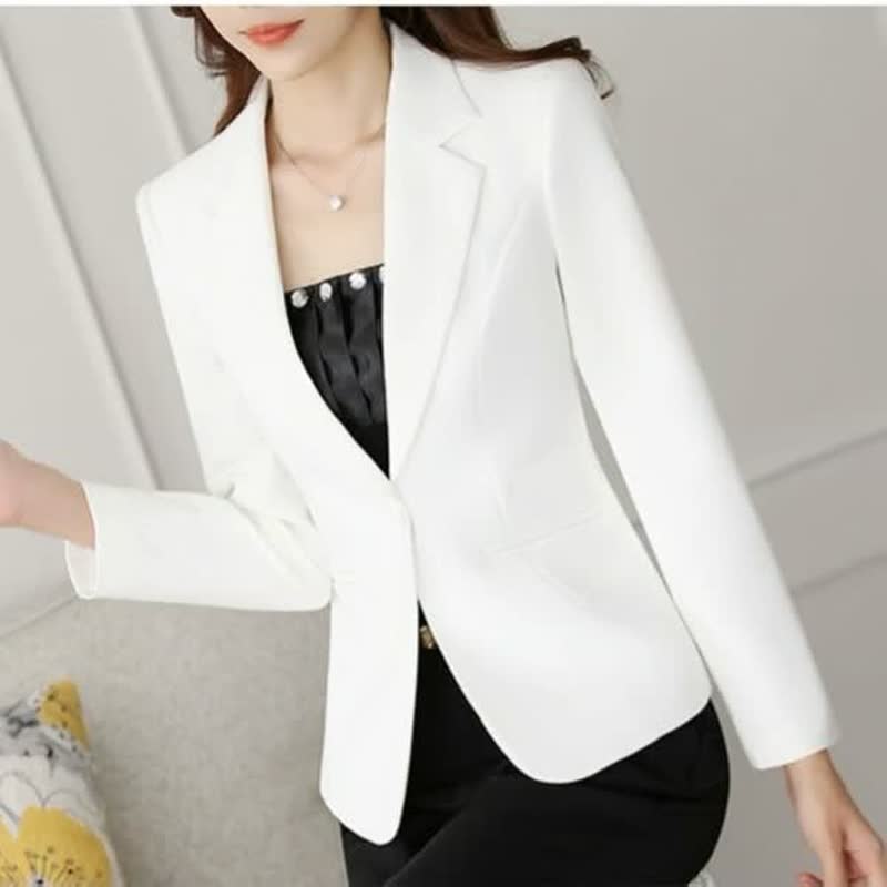 Damen Blazer weiß, elegant, Business-Mode, tailliert, langärmelig, Büro-Outfit.
