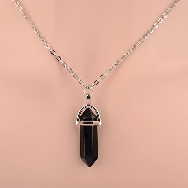 Silberkette mit schwarzem Kristallanhänger, eleganter Schmuck, Damenaccessoire, Geschenkidee.