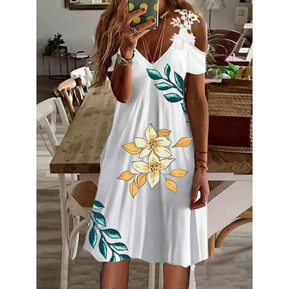 Frau in weißem Sommerkleid mit Blumenmuster, V-Ausschnitt, schulterfrei, im Wohnzimmer.