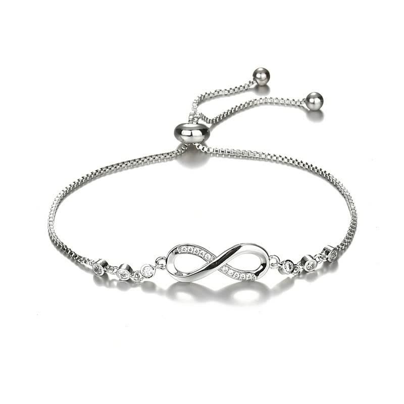 Silbernes Unendlichkeit-Armband mit verstellbarem Verschluss und Zirkonia-Steinen.
