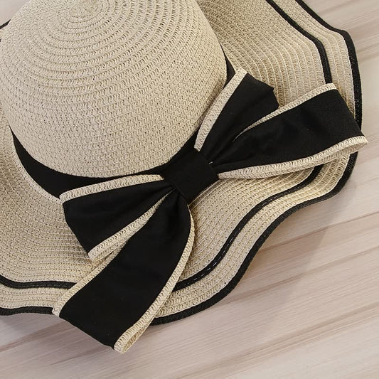 Beiger Damen-Sonnenhut mit schwarzer Schleife, elegantes Sommer-Accessoire aus Stroh.
