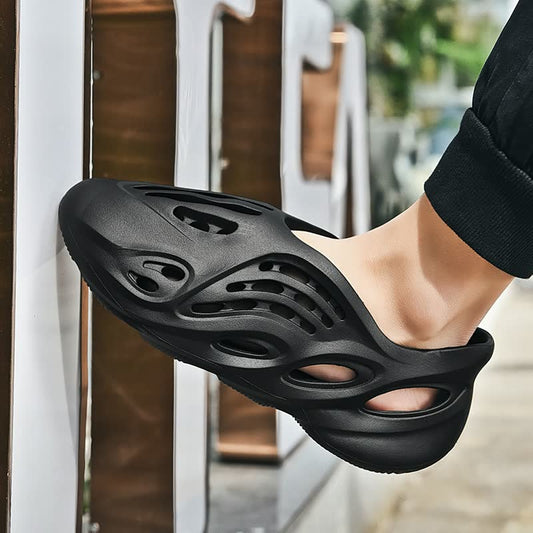 Schwarzer Sneaker mit Cut-Outs, atmungsaktiv, modern, Unisex, Freizeitschuh, Straßenszene.