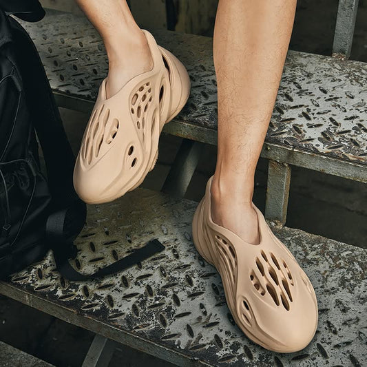 Beige Foam Clogs auf Metalltreppe, atmungsaktiv, modern, Unisex-Schuhe, Freizeitmode.