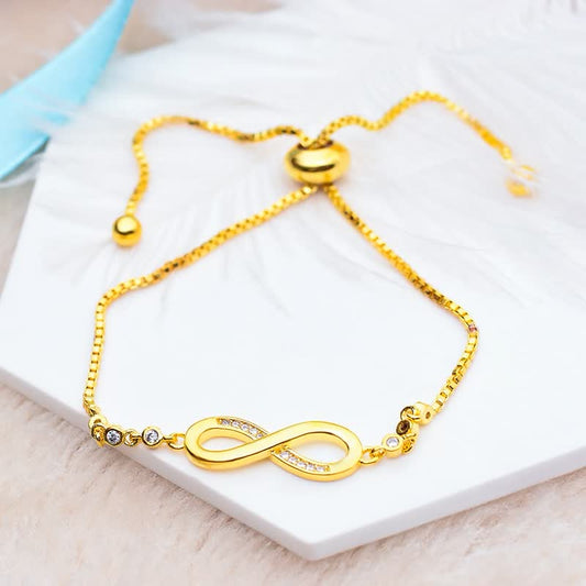 Goldenes Unendlichkeitsarmband mit Strasssteinen, verstellbar, elegantes Schmuckstück für Damen.