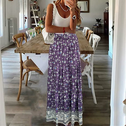 Frau in weißem Top und lila Blumenkleid in modernem Esszimmer.