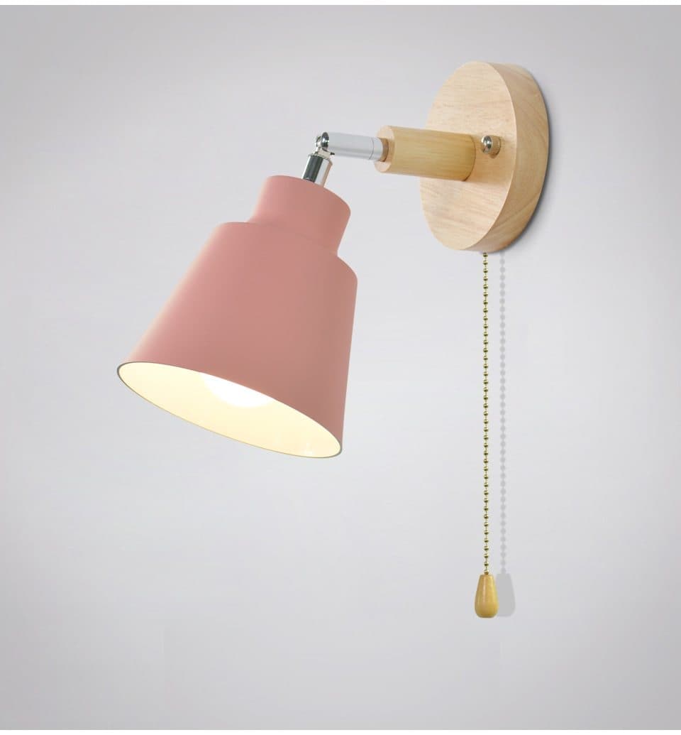 Moderne Wandleuchte aus Holz mit rosa Lampenschirm und Zugschalter, skandinavisches Design.