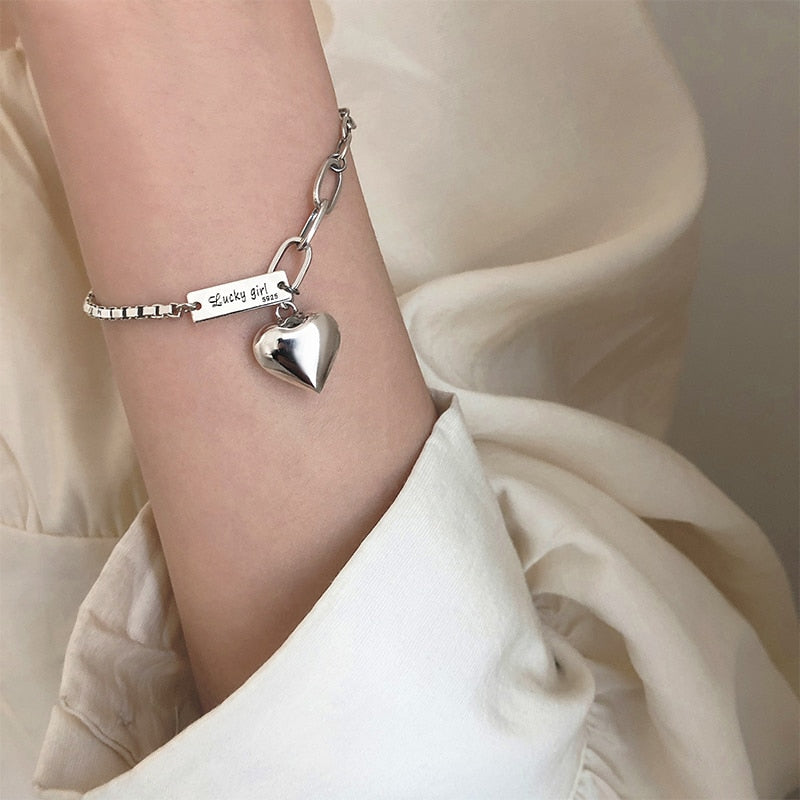 Silberarmband mit Herzanhänger, Damen, modisch, elegantes Schmuckstück, Geschenkidee.
